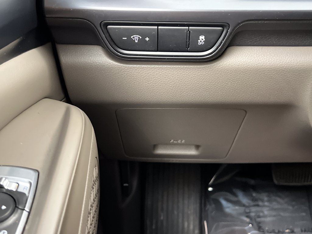 Used 2025 Kia Carnival FWD image 57