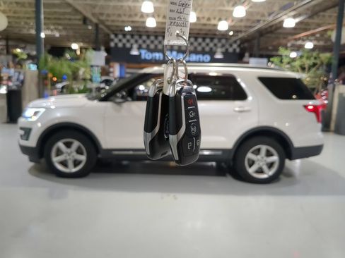 Used 2016 Ford Explorer XLT w/ Equipment Group 202A AWD/4WD image 4