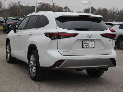 Used 2025 Toyota Highlander Platinum image 17