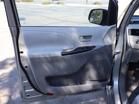 Used 2011 Toyota Sienna LE w/ Towing Pkg image 25