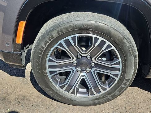 Used 2024 Jeep Wagoneer Series II w/ Flexible Seating Group AWD/4WD image 27