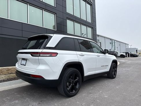 Used 2023 Jeep Grand Cherokee Altitude AWD/4WD image 3