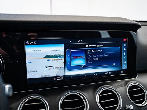 Used 2018 Mercedes-Benz E 400 4MATIC Sedan image 32