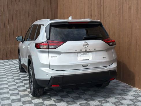 Used 2024 Nissan Rogue SV w/ SV Premium Package image 14