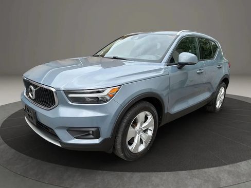 Used 2021 Volvo XC40 T4 Momentum FWD image 1
