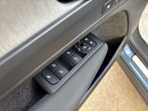 Used 2025 Volvo XC40 B5 Plus image 15