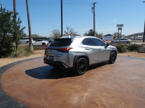 Used 2021 Lexus UX 200 w/ Accessory Package (Z2) image 3