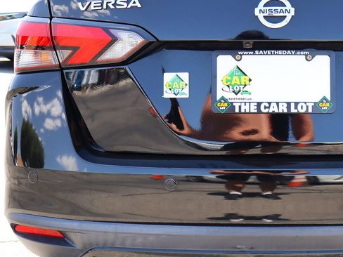 Used 2021 Nissan Versa SV FWD image 19