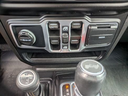 Used 2021 Jeep Wrangler Unlimited Sahara AWD/4WD image 18