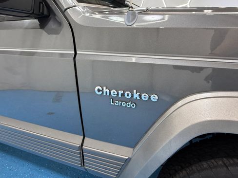 Used 1990 Jeep Cherokee Laredo RWD image 10
