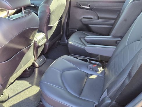 Used 2021 Toyota Highlander XLE image 10
