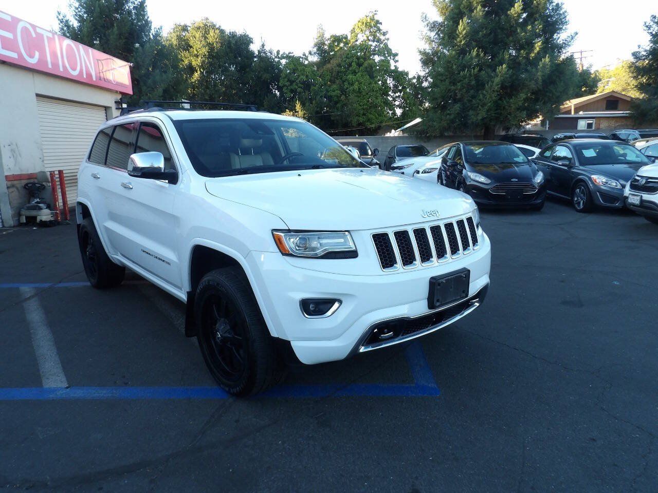 Used 2014 Jeep Grand Cherokee Overland w/ Advanced Technology Group AWD/4WD image 2