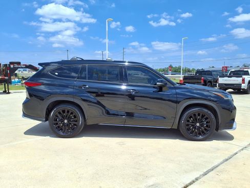 Used 2023 Toyota Highlander XSE FWD image 5