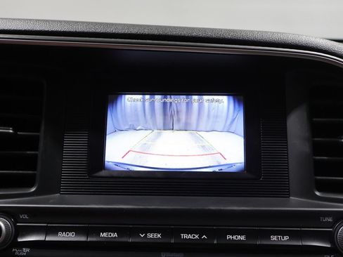 Used 2019 Hyundai Elantra SE FWD image 25