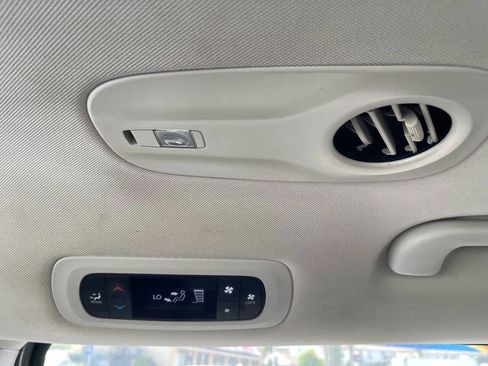 Used 2020 Chrysler Voyager Lxi image 23