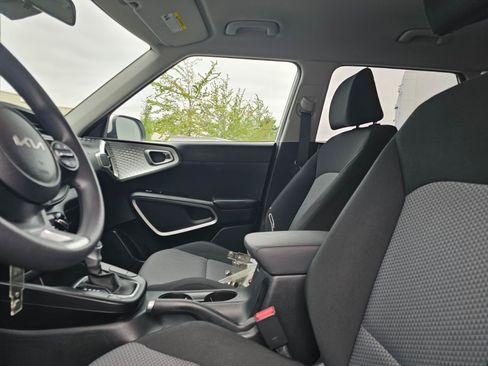 Used 2023 Kia Soul LX w/ LX Technology Package FWD image 22