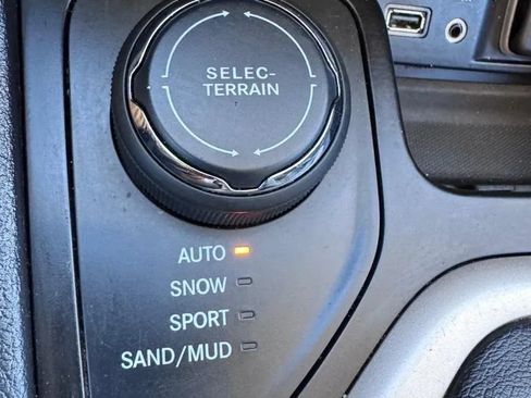Used 2016 Jeep Cherokee Latitude w/ Cold Weather Group AWD/4WD image 10