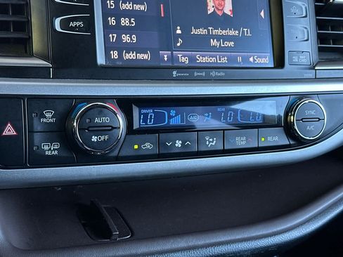 Used 2019 Toyota Highlander XLE AWD/4WD image 23