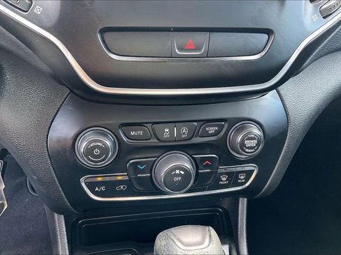 Used 2019 Jeep Cherokee Latitude w/ Popular Appearance Group FWD image 32