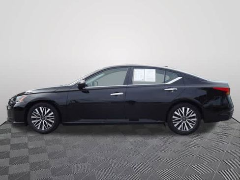 Used 2025 Nissan Altima 2.5 SV FWD image 2