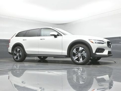 New 2026 Volvo V60 B5 Cross Country Plus w/ Protection Package Premier image 39