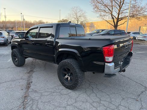 Used 2017 Toyota Tacoma SR5 w/ Tow Package image 8