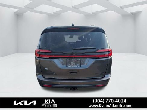 Used 2023 Chrysler Pacifica Limited w/ Uconnect Theater Family Group AWD/4WD image 4