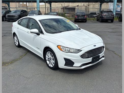 Used 2019 Ford Fusion SE FWD image 1
