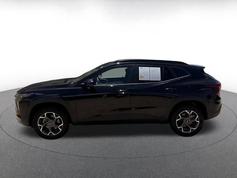 Used 2025 Chevrolet Trax LT FWD image 10