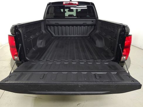 Used 2024 Chevrolet Colorado Z71 w/ Z71 Convenience Package 2 AWD/4WD image 5