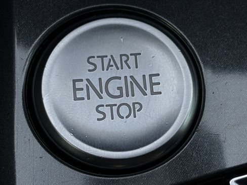 Used 2018 Volkswagen Tiguan SE image 23