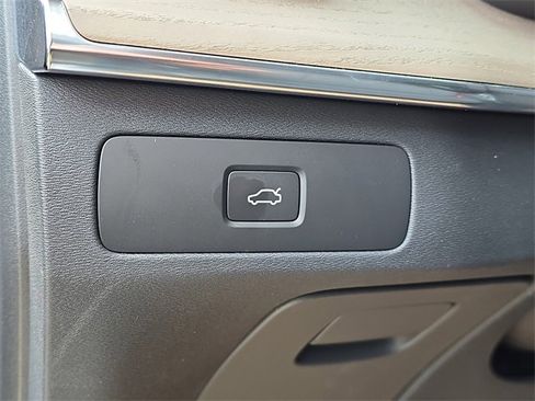 New 2026 Volvo XC90 B6 Plus w/ Protection Package Premier image 8