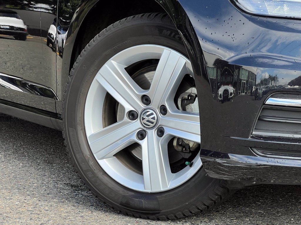 Used 2018 Volkswagen Golf SE FWD image 2