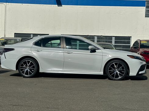 Used 2023 Toyota Camry SE image 3