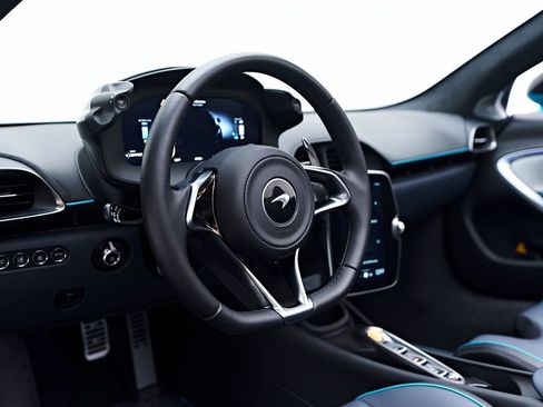 Used 2025 McLaren Artura Spider RWD image 17