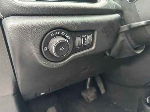 Used 2023 Chrysler Pacifica Touring FWD image 9