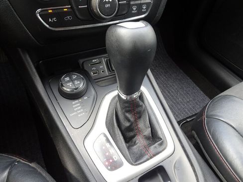 Used 2015 Jeep Cherokee Trailhawk AWD/4WD image 16