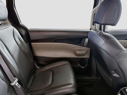 Used 2026 Kia Carnival FWD image 26