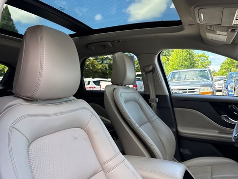 Used 2022 Lincoln Corsair AWD w/ Premium Package image 17
