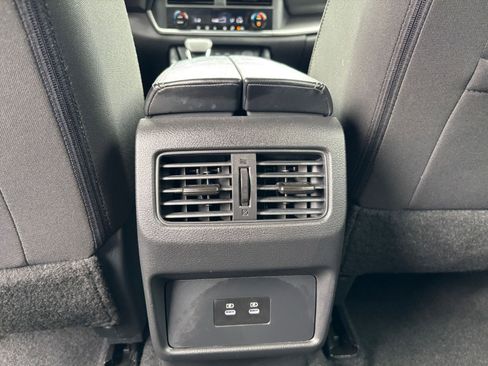 Used 2025 Nissan Rogue SV FWD image 24