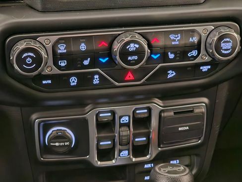 Used 2019 Jeep Wrangler Unlimited Sahara AWD/4WD image 14