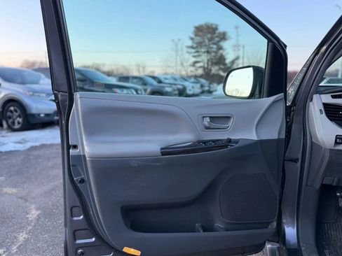 Used 2019 Toyota Sienna XLE w/ XLE Navigation Package image 8