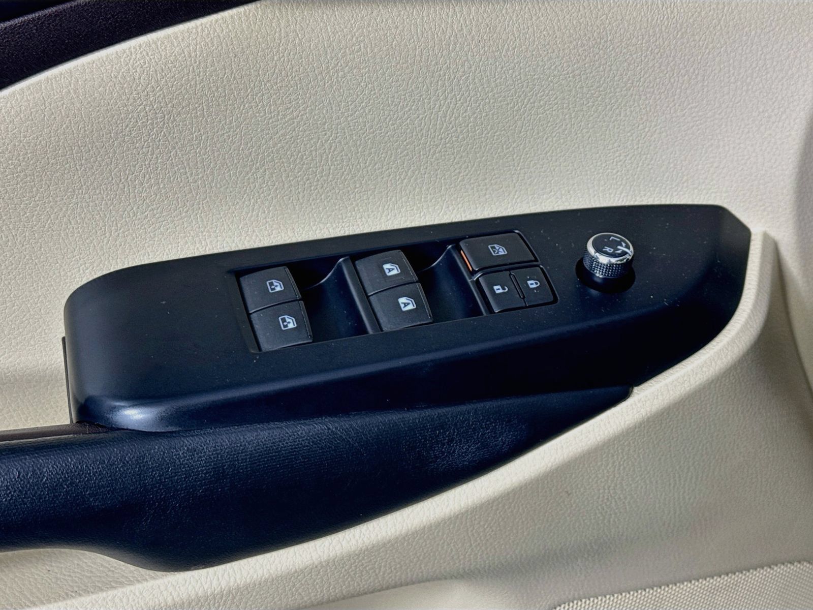 Used 2019 Toyota Highlander XLE AWD/4WD image 18