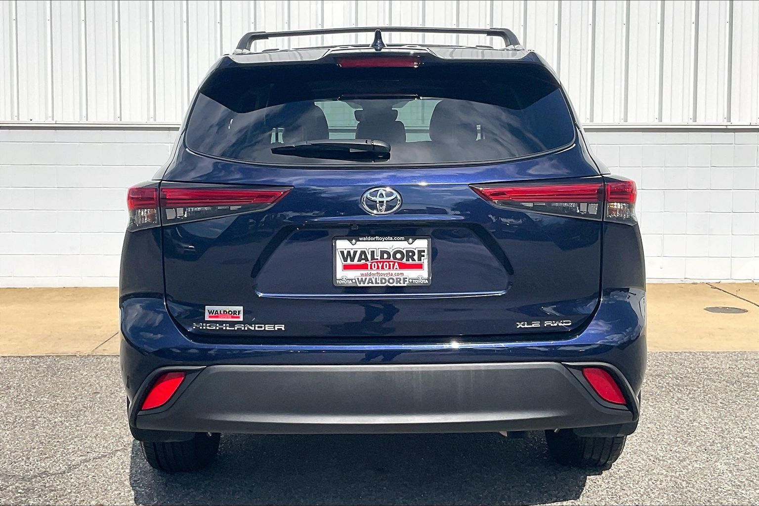 Used 2023 Toyota Highlander XLE AWD/4WD image 5