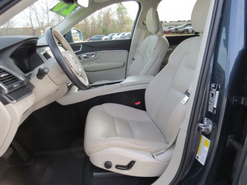 Used 2020 Volvo XC90 T6 Momentum w/ Protection Package Premier image 15