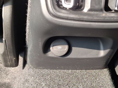 Used 2019 Volvo XC40 T5 Momentum image 11