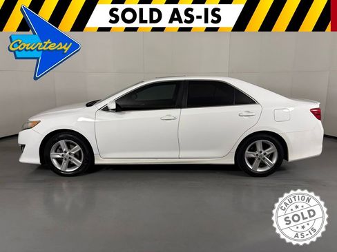 Used 2014 Toyota Camry SE w/ Moonroof Package FWD image 5