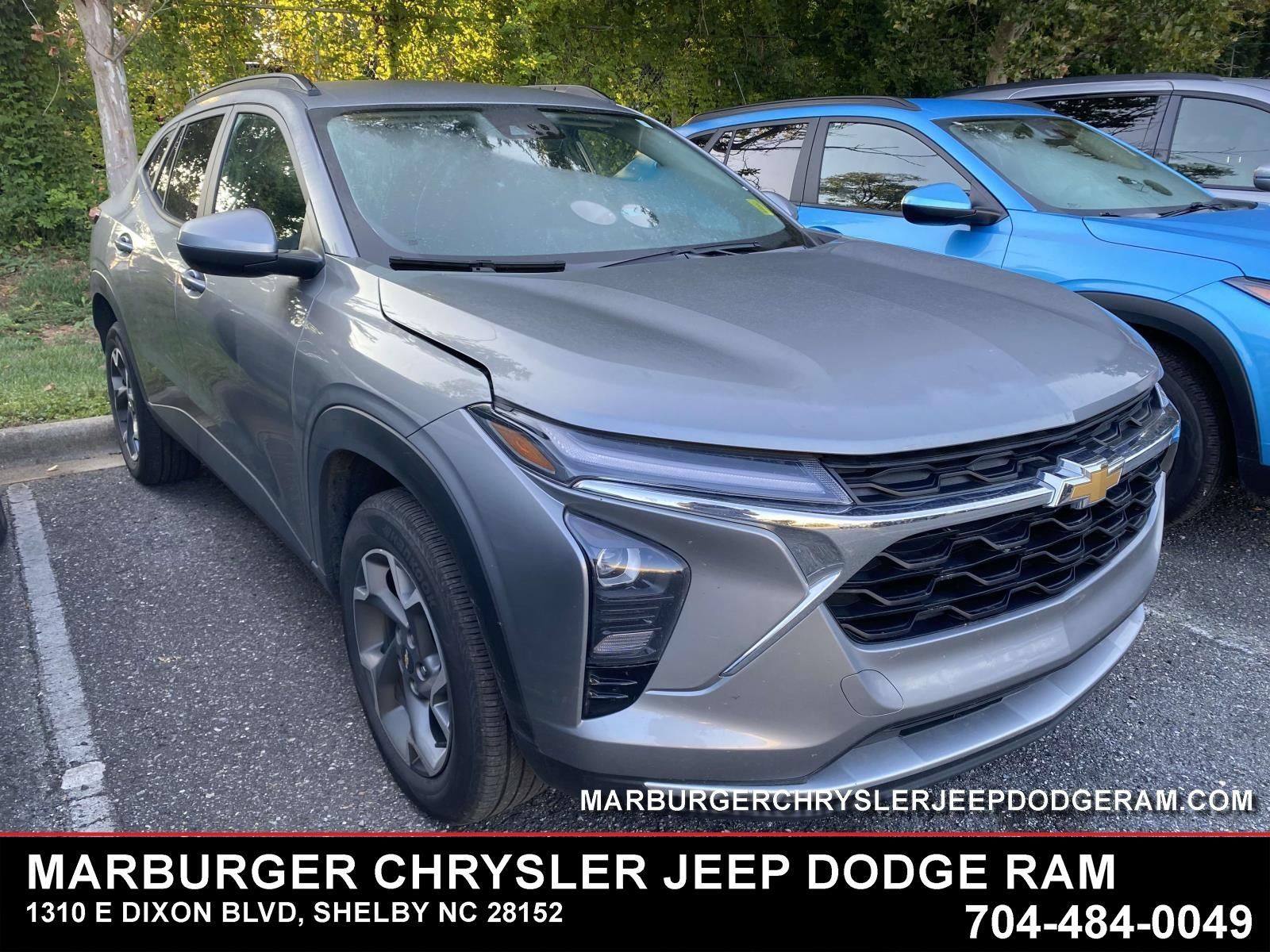 Used 2025 Chevrolet Trax LT FWD image 1