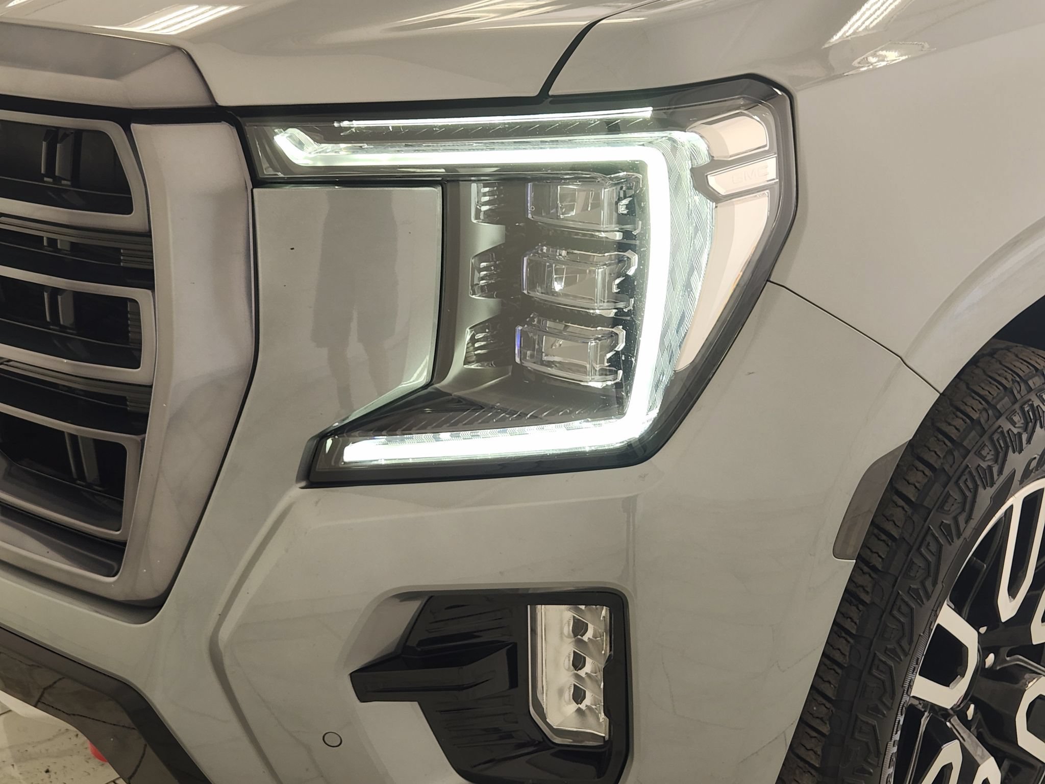Used 2024 GMC Yukon AT4 w/ Technology Package AWD/4WD image 9