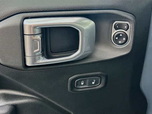 Used 2024 Jeep Wrangler Unlimited AWD/4WD image 15